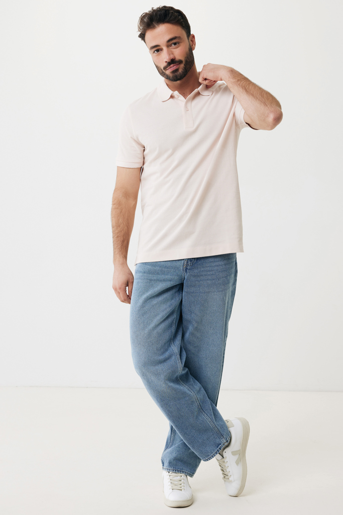 Homme en polo beige et jean bleu