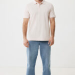 Homme portant polo beige et jean bleu