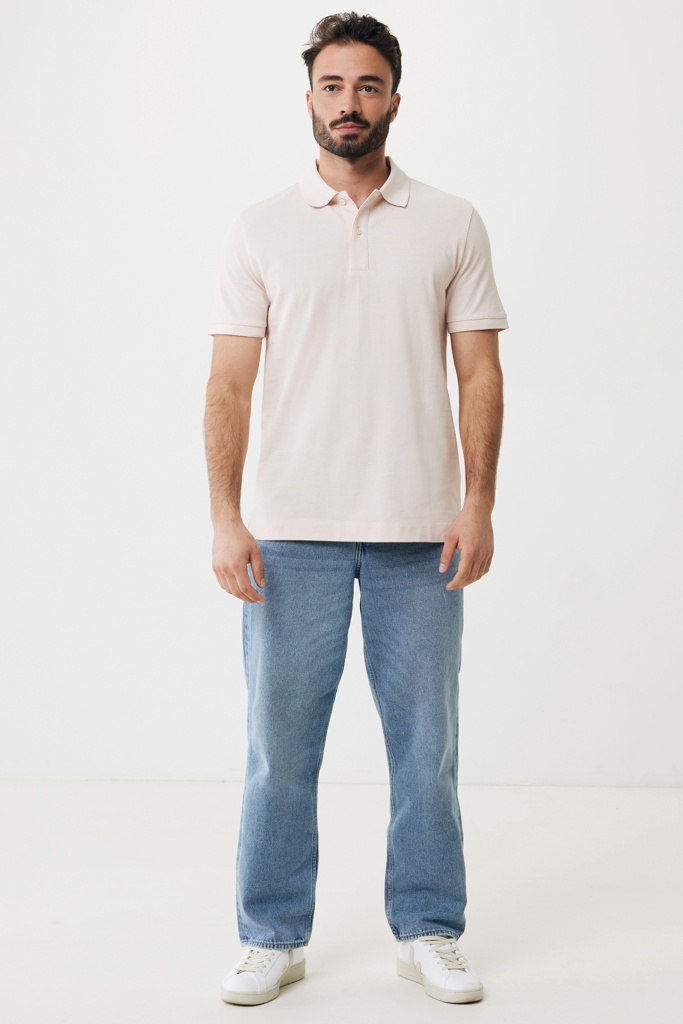 Homme portant polo beige et jean bleu