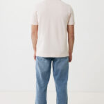Homme de dos en polo beige et jean