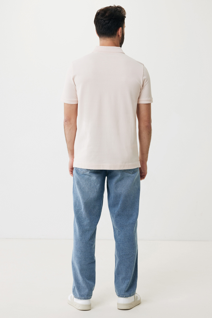 Homme de dos en polo beige et jean