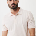 Homme barbu portant polo beige clair