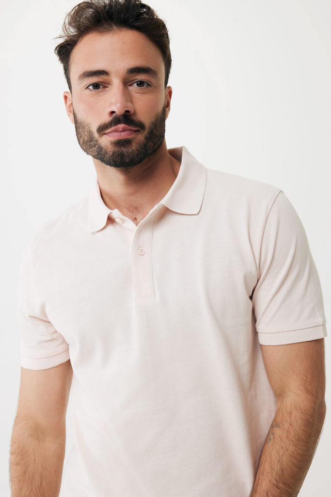 Homme barbu portant polo beige clair