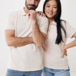 Couple souriant en polos beiges et jeans