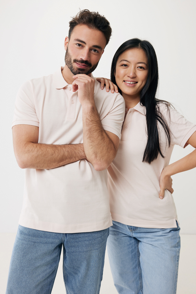 Couple souriant en polos beiges et jeans