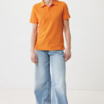 Femme en polo orange et jean large