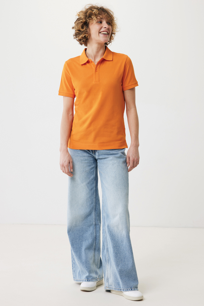 Femme en polo orange et jean large