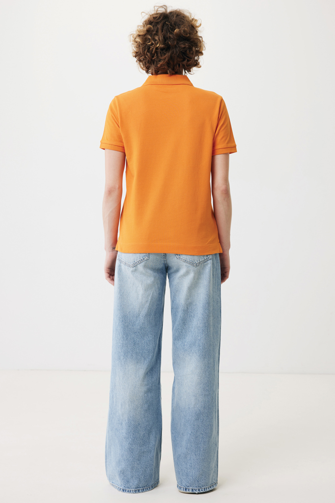 Dos d’une personne en polo orange et jean large clair