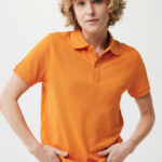 Personne en polo orange sur fond neutre