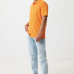 Homme en polo orange et jean clair