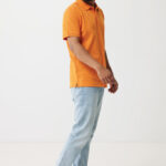 Homme en polo orange et jean clair