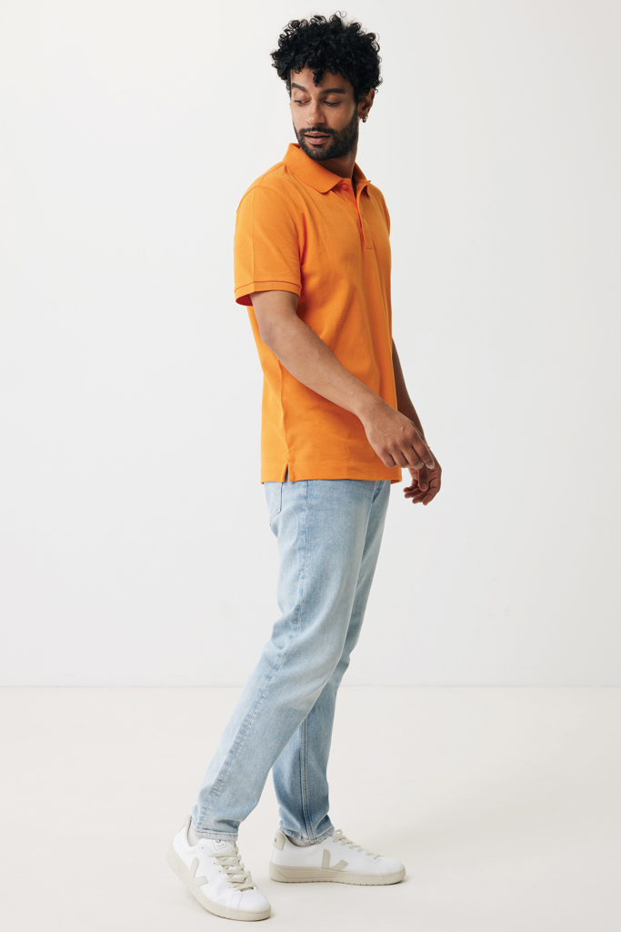 Homme en polo orange et jean clair