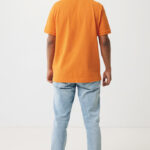 Homme en polo orange vu de dos