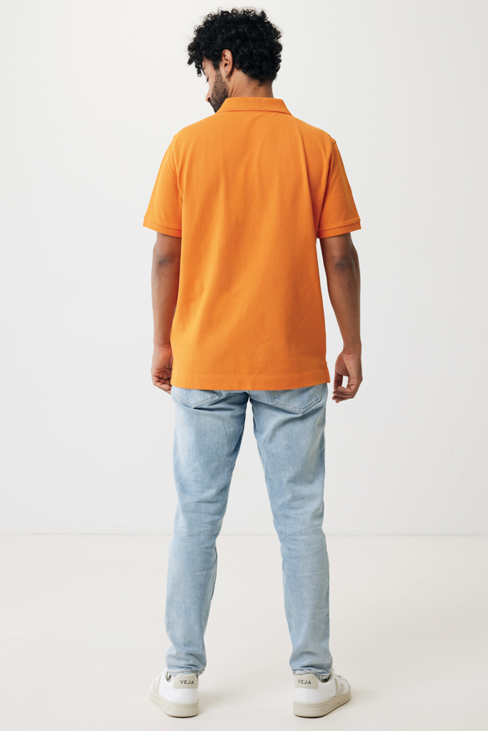 Homme en polo orange vu de dos