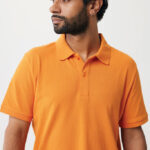 Homme portant un polo orange uni