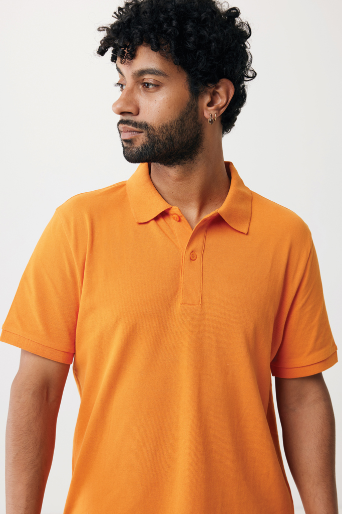 Homme portant un polo orange uni
