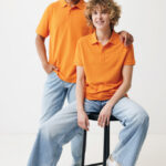 Deux personnes en polos orange et jeans