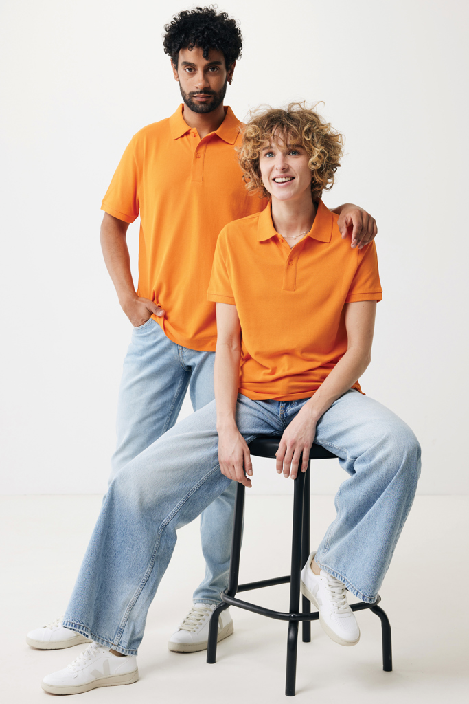 Deux personnes en polos orange et jeans