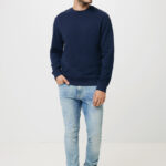 Homme en sweat bleu et jean clair