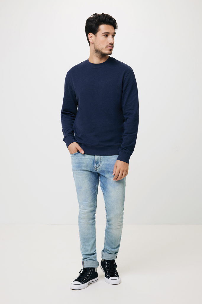 Homme en sweat bleu et jean clair