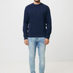 Homme en pull bleu et jean clair