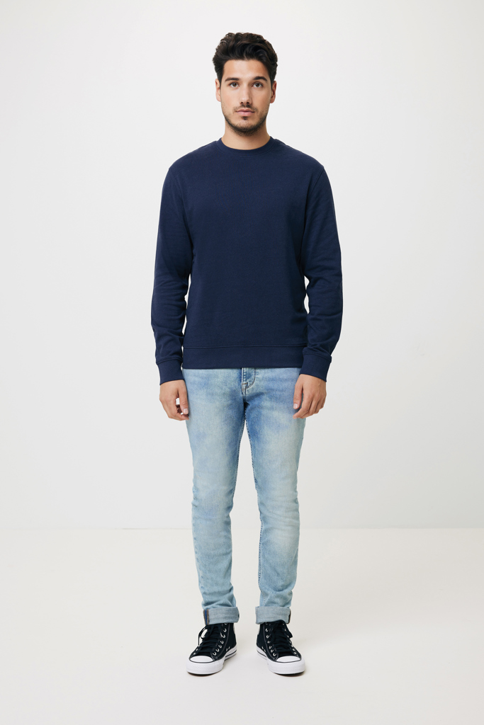 Homme en pull bleu et jean clair