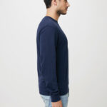 Homme de profil en sweat bleu marine