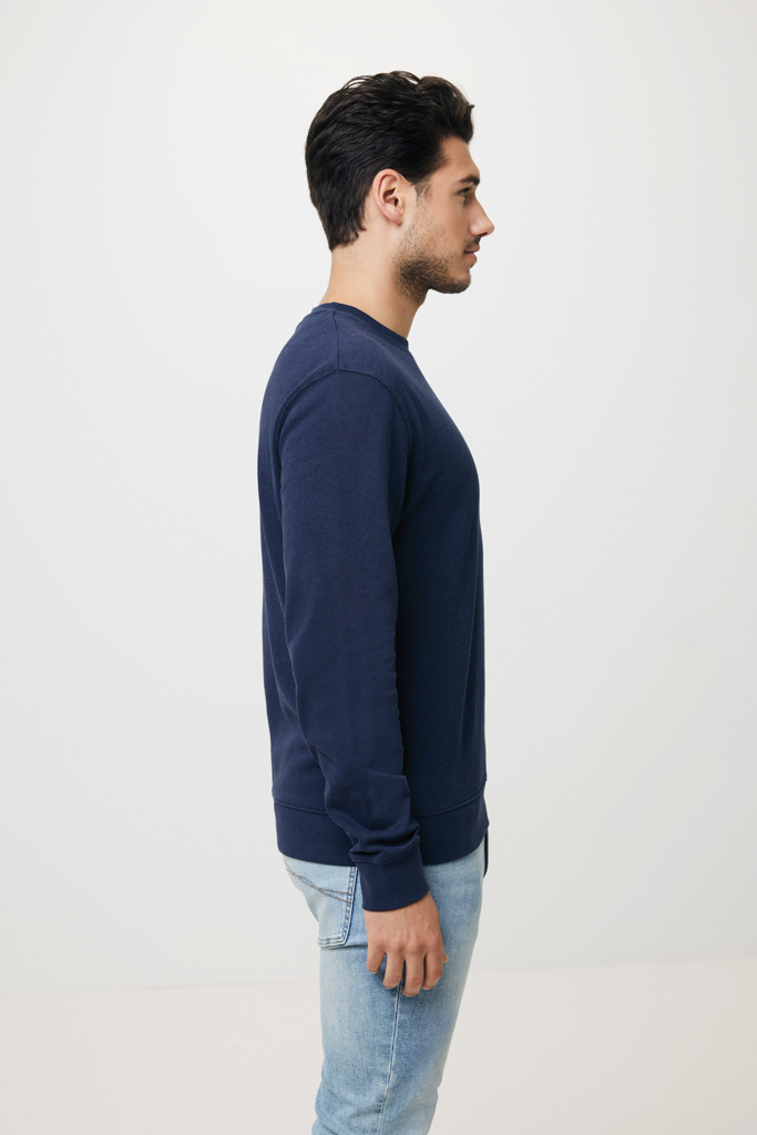 Homme de profil en sweat bleu marine