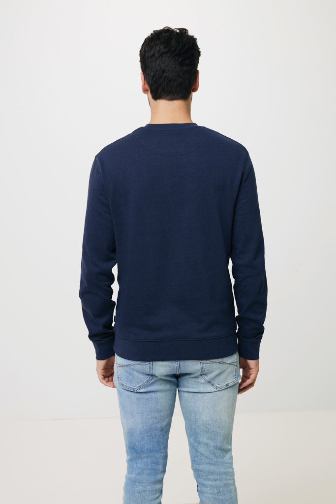 Homme de dos en sweat bleu marine