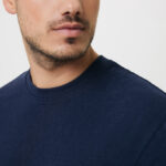 Homme portant un t-shirt bleu marine