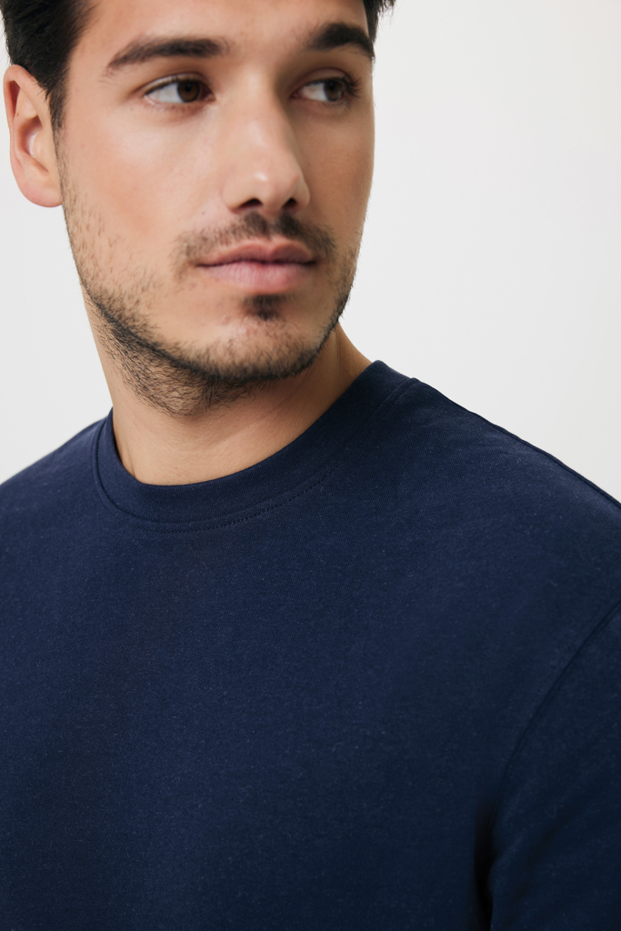Homme portant un t-shirt bleu marine