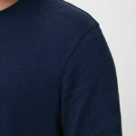 Gros plan t-shirt bleu marine manches longues