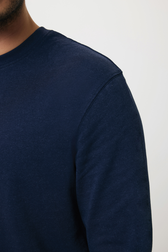 Gros plan t-shirt bleu marine manches longues