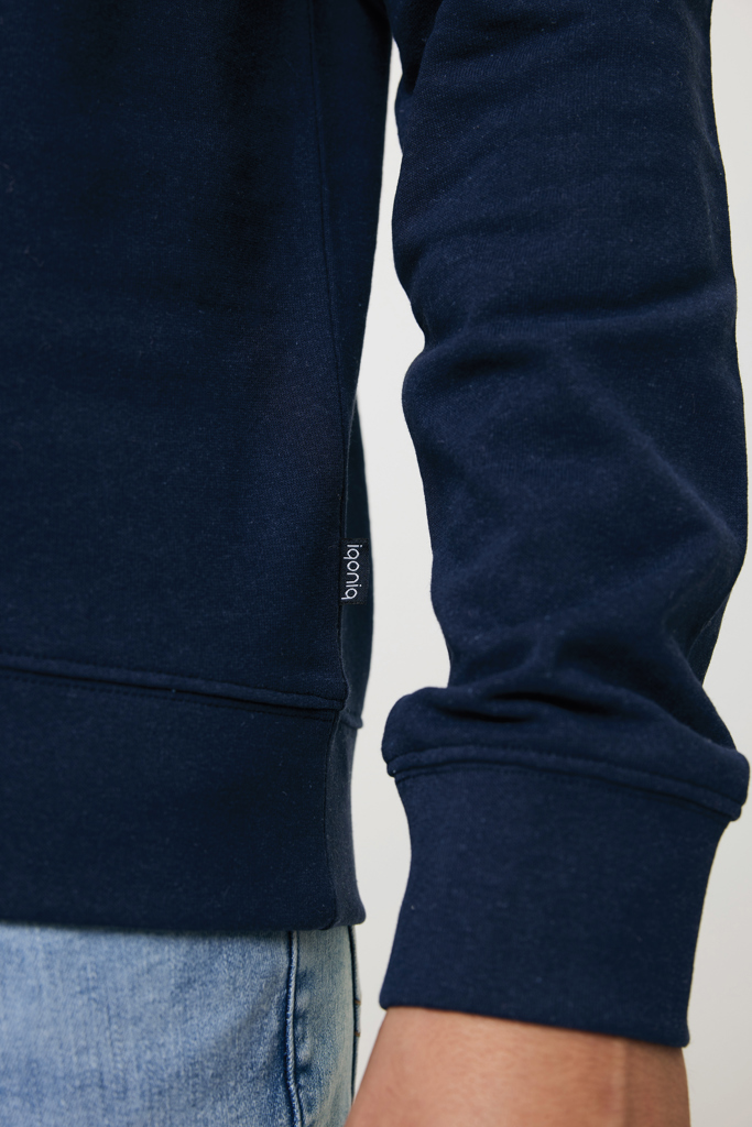 Manche de sweat bleu marine et jean
