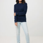 Femme souriante en sweat bleu et jean clair