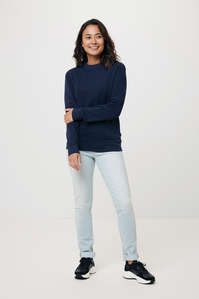 Femme souriante en sweat bleu et jean clair