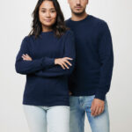 Homme et femme en sweats bleu marine