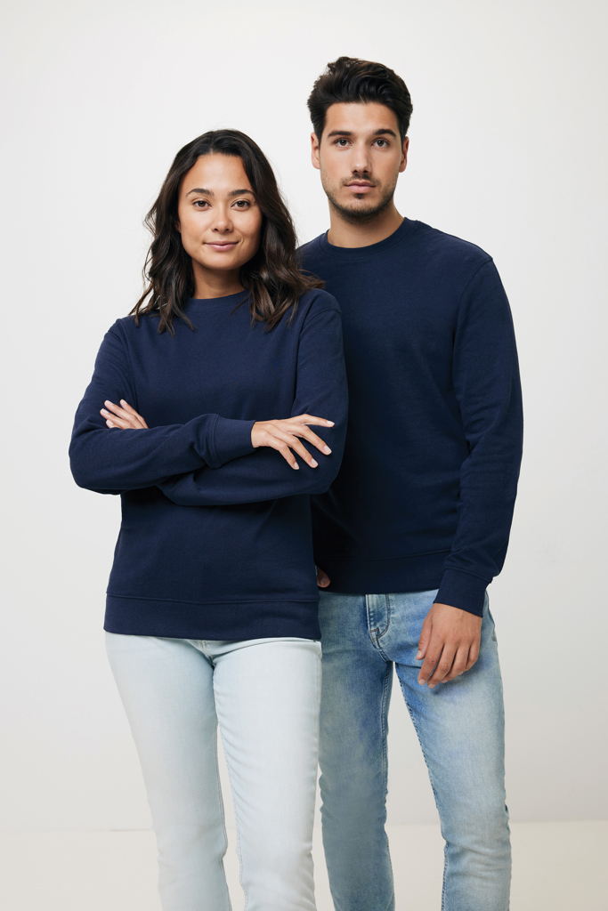 Homme et femme en sweats bleu marine