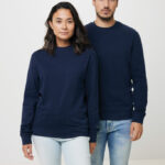 Homme et femme en sweat-shirts bleu marine
