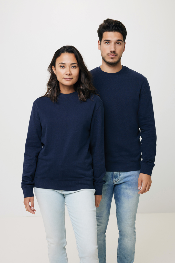 Homme et femme en sweat-shirts bleu marine