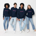 Quatre jeunes portant sweats bleus iqoniq et jeans