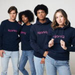 Quatre jeunes portent des sweats bleu marine iqoniq