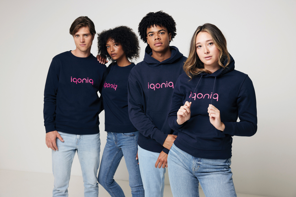 Quatre jeunes portent des sweats bleu marine iqoniq