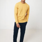 Jeune homme souriant en sweat jaune et baskets blanches