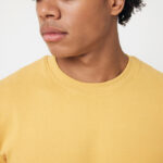 Jeune homme en t-shirt jaune regard latéral