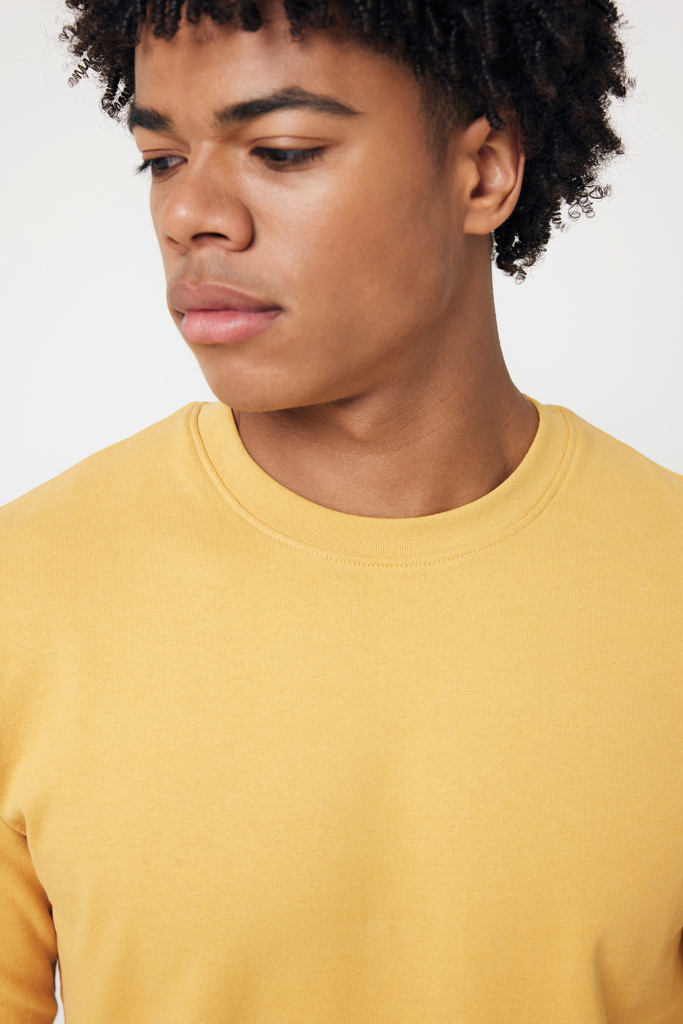 Jeune homme en t-shirt jaune regard latéral