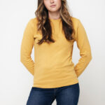 Femme en sweat jaune et jean bleu