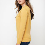 Femme portant sweat jaune de profil