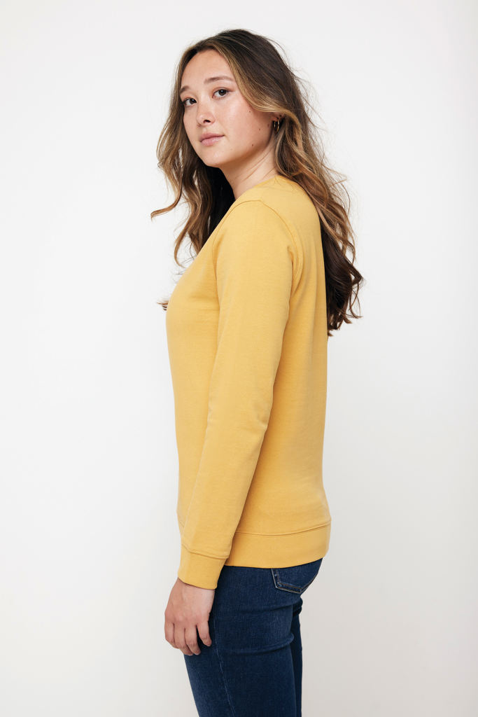 Femme portant sweat jaune de profil