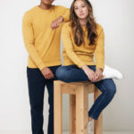Deux jeunes adultes en sweats jaunes assortis